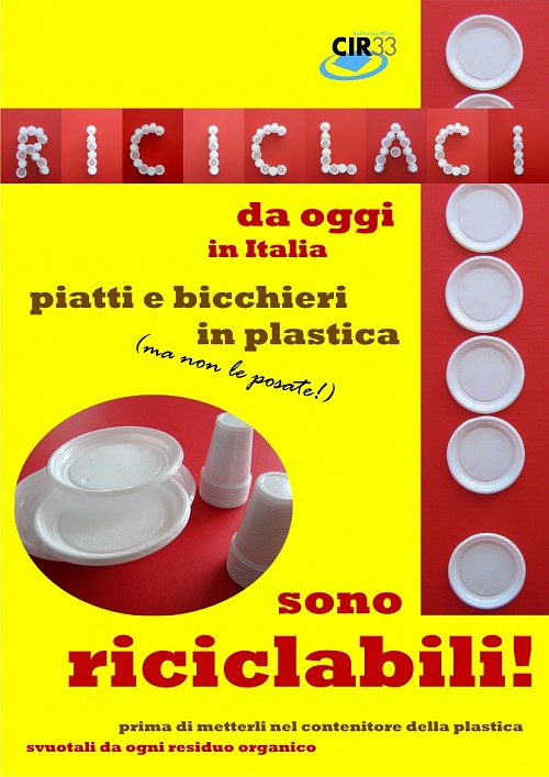 Bicchieri di plastica usa e getta con forchette e cucchiai concetto di  riciclaggio dei rifiuti di plastica e di ecologia